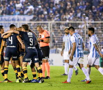 Los jugadores de Central abrazan a Ciro Rius después de marcar el primer gol con derechazo al ángulo. (Telam) (Fuente: Télam) (Fuente: Télam) (Fuente: Télam)