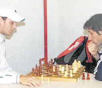 Pablo Pécora junto a Gastón Gaudio, en una partida de ajedrez.