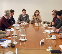 La intendenta de Rosario reunió ayer a todo su gabinete para anunciar las medidas locales.