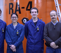Peire y tres de los operadores, delante del reactor (Fuente: Camila Casero) (Fuente: Camila Casero) (Fuente: Camila Casero)