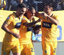 Los jugadores se unen en el festejo por el gol de Zabala que conquistó a los hinchas. (Fuente: Sebastián Granata) (Fuente: Sebastián Granata) (Fuente: Sebastián Granata)