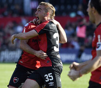 Nadalín recibió un rechazo de un tiro libre y sacó una volea de derecha para el primer gol. (Fuente: Sebastián Granata) (Fuente: Sebastián Granata) (Fuente: Sebastián Granata)