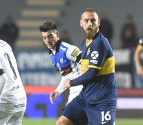 De Rossi en acción ante Almagro (Fuente: NA) (Fuente: NA) (Fuente: NA)