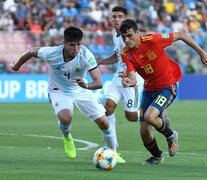 Krilanovich escapa de la marca de Carrillo. La Sub 17 igualó 0-0 con España. (Fuente: EFE) (Fuente: EFE) (Fuente: EFE)