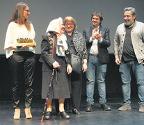 Nora Cortiñas recibe su reconocimiento, rodeada por Elizabeth Gómez Alcorta, María Seoane, Felipe Pigna y Víctor Santa María. (Fuente: Jorge Larrosa) (Fuente: Jorge Larrosa) (Fuente: Jorge Larrosa)