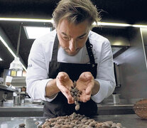 Jordi Roca, pastelero de El Celler de Can Roca, en el corto El sentido del cacao.