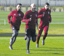 Pinola, Scocco y Nacho Fernández, durante la práctica en el River Camp. (Fuente: Prensa River) (Fuente: Prensa River) (Fuente: Prensa River)