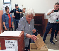 Lucia Topolansky, vicepresidenta de Ururguay, al momento de emitir su voto. (Fuente: EFE) (Fuente: EFE) (Fuente: EFE)