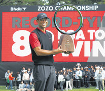 Tiger Woods levanta el trofeo 82 de su carrera, con el que igualó la marca de Sam Snead. (Fuente: AFP) (Fuente: AFP) (Fuente: AFP)