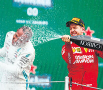 Lewis Hamilton celebra en el podio con Sebastian Vettel. (Fuente: EFE) (Fuente: EFE) (Fuente: EFE)