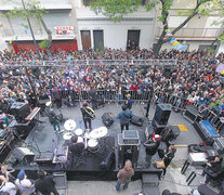 El escenario principal estaba frente a la puerta de FM Oktubre.  (Fuente: Carolina Camps) (Fuente: Carolina Camps) (Fuente: Carolina Camps)