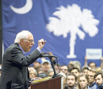 1.Sanders encienda a la multitud en Charleston, Carolina del sur. 2.Seguidores de Sanders alzan carteles en el Paso, Texas. (AFP). (Fuente: AFP) (Fuente: AFP) (Fuente: AFP)