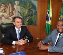 Bolsonaro con Decotelli, cuando lo anunció como ministro.  (Fuente: Twitter Jair Bolsonaro) (Fuente: Twitter Jair Bolsonaro) (Fuente: Twitter Jair Bolsonaro)