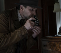 En Los Angeles de 1932, Mason (Matthew Rhys) aún no es abogado, sino detective privado.