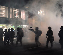 Policías tiran gases lacrimógenos a manifestantes durante una protesta en Portland  (Fuente: AFP) (Fuente: AFP) (Fuente: AFP)