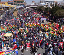 Miles de Bolivianos marchan desde El Alto camino a La Paz paa protestar frente al TSE. (Fuente: EFE) (Fuente: EFE) (Fuente: EFE)