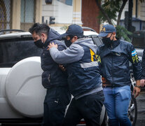 El momento en que los policías se llevaban detenido al espía Facundo Melo, uno de los agentes que reportaban en Casa Rosada. (Fuente: EFE) (Fuente: EFE) (Fuente: EFE)