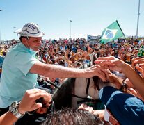 Bolsonaro, a caballo y sin barbijo, en el aeropuerto Sao Raimundo Nonato, estado de Piauí. (Fuente: EFE) (Fuente: EFE) (Fuente: EFE)