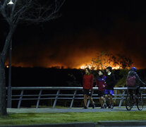 La costa central con el fondo de los incendios. (Fuente: Sebastián Granata) (Fuente: Sebastián Granata) (Fuente: Sebastián Granata)