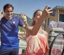 Federer, Vittoria y Carola, en la terraza donde jugaron al tenis. (Fuente: Captura) (Fuente: Captura) (Fuente: Captura)