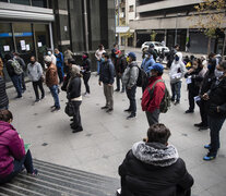 Cola con distanciamiento social frente a una oficina de desempleo en Santiago. (Fuente: AFP) (Fuente: AFP) (Fuente: AFP)