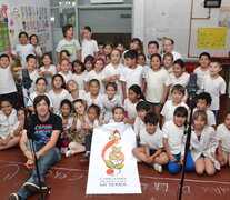 Lezcano con los alumnos del colegio Hipólito Buchardo.