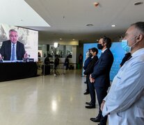 El Presidente en Olivos, los ministros en La Matanza y cuatro gobernadores en sus provincias participaron del acto de inauguración de hospitales.