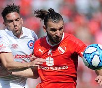 Silva pelea la pelota con Hauche (Argentinos). (Fuente: Fotobaires) (Fuente: Fotobaires) (Fuente: Fotobaires)