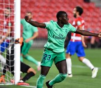 El francés Mendy celebra la apertura del marcador para Real Madrid. (Fuente: AFP) (Fuente: AFP) (Fuente: AFP)