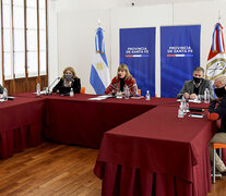 1) Preocupación en la reunión del comité provincial de coordinación. 2) Hubo casos en el Hospital Privado Rosario. Crédito: Andrés Macera (Fuente: Prensa Gobernación) (Fuente: Prensa Gobernación) (Fuente: Prensa Gobernación)