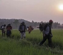 Escena de los ex combatientes de regreso en Vietnam en búsqueda del tesoro.