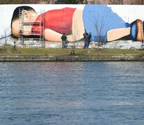 La imagen de Aylan Kurdi en un enorme grafiti frente al Banco Central Europeo en Fráncfort. (Fuente: AFP) (Fuente: AFP) (Fuente: AFP)