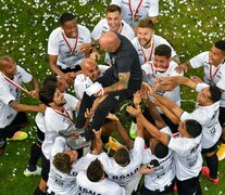 Sampaoli es levantado por los jugadores del Mineiro. (Fuente: Prensa Atlético Mineiro) (Fuente: Prensa Atlético Mineiro) (Fuente: Prensa Atlético Mineiro)