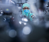 Preparativos para probar la vacuna en el laboratorio francés Sanofi en Val-de-Reuil. Foto 2: Testeo de la vacuna china en San Pablo, Brasil.  (Fuente: AFP) (Fuente: AFP) (Fuente: AFP)