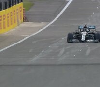 Hamilton cruza la meta con el neumático izquierdo totalmente destruído. (Fuente: Prensa F1) (Fuente: Prensa F1) (Fuente: Prensa F1)