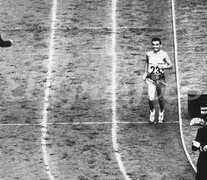 La histórica imagen de Delfo Cabrera cruzando la meta en el mítico estadio de Wembley. (Fuente: Archivo El Gráfico) (Fuente: Archivo El Gráfico) (Fuente: Archivo El Gráfico)