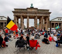 Docenas de manifestantes se reúnen en Berlín frente a la Puerta de Brandenburgo durante una protesta contra las regulaciones de la pandemia de coronavirus. (Fuente: EFE) (Fuente: EFE) (Fuente: EFE)