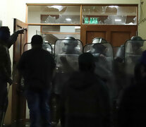 Carabineros custodian la Municipalidad de Curacautín tras el desalojo.  (Fuente: AFP) (Fuente: AFP) (Fuente: AFP)