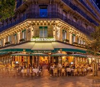 El ex jefe de Estado estuvo de paseo por el barrio latino y cenó en uno de los lugares más célebres del mundo, Les Deux Magots.