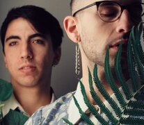 El dúo platense de synth-pop alternativo prepara su nuevo disco, producido por Pipe Ceballos (de Zoé) y Afónico Records.