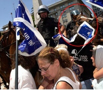 Después de 19 años, y tras idas y vueltas, la Justicia procesó a los policías que atacaron a las Madres de Plaza de Mayo y las corrieron con caballos durante la represión de 2001, ordenada por el gobierno de la Alianza.