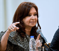 Cristina Fernández de Kirchner, por medio de sus abogados, realizó hoy una presentación judicial ante el Fuero Federal Civil y Comercial para solicitar una pericia informática urgente contra Google, en carácter de prueba anticipada. (Fuente: AFP) (Fuente: AFP) (Fuente: AFP)