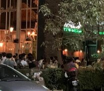 Noche de miércoles: cerveza en el conocido bar Buller, frente al Cementerio de la Recoleta.