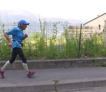 Elisa Sampietro de Forti, corre junto al río.