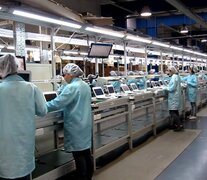 El primer objetivo del sector es producir 30 mil computadoras por mes.