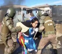 Captura de pantalla de la detención de una manifestante durante el desalojo.