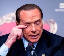 El exprimer ministro de Italia, Silvio Berlusconi, dio positivo de coronavirus y fue internado.