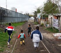 Rodeadas por la Policía Federal y Gendarmería: así están las personas que el 23 de agosto tomaron un terreno de Trenes Argentinos, cerca de la estación Victoria del Ferrocarril Mitre. (Fuente: Leandro Teysseire) (Fuente: Leandro Teysseire) (Fuente: Leandro Teysseire)