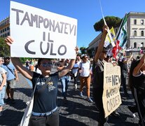 La marcha de los negacionistas recibió críticas del gobierno italiano. (Fuente: AFP) (Fuente: AFP) (Fuente: AFP)