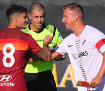 Perotti y López se saludan. Ambos capitanearon a sus equipos. (Fuente: Twitter Maxi López) (Fuente: Twitter Maxi López) (Fuente: Twitter Maxi López)